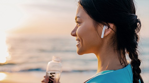 ragazza con auricolari